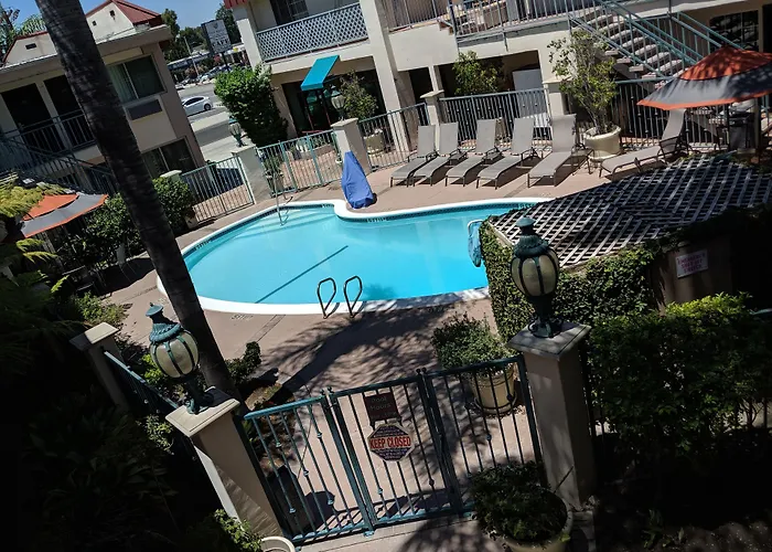 Pet Friendly hotel: Tarzana Inn