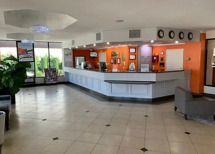 Hotel with pool: Howard Johnson By Wyndham Reseda Hotel & Suites